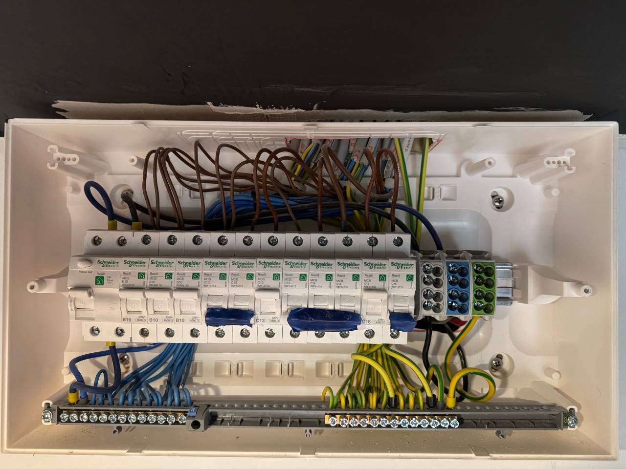 Kisebb elosztódoboz cseréje FI-relével