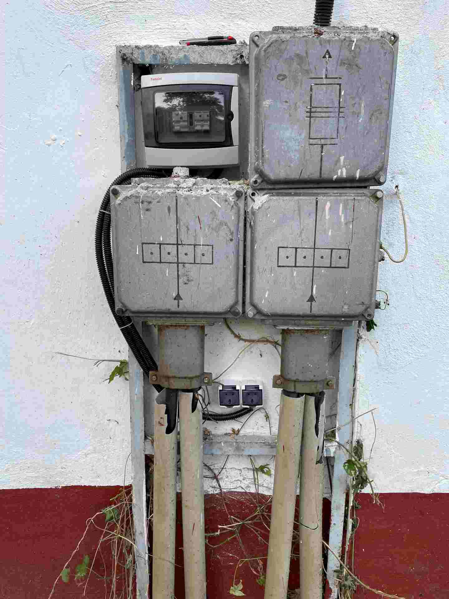 Elavult és veszélyes régi kültéri villanyóra szekrény