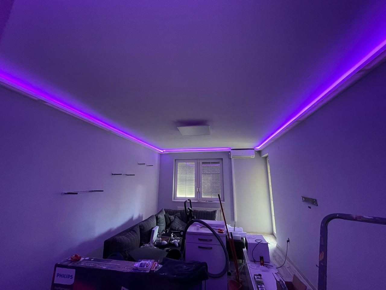 Nappali színes RGB LED szalagos hangulatvilágítás kivitelezés