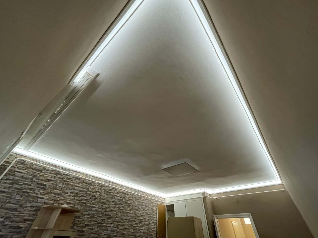 Modern rejtett fehér LED világítás kiépítése a mennyezeten