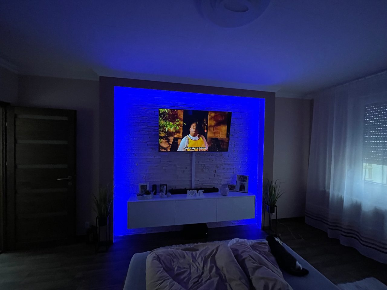 Falra szerelt TV kék LED háttérvilágítással és rejtett kábelezéssel