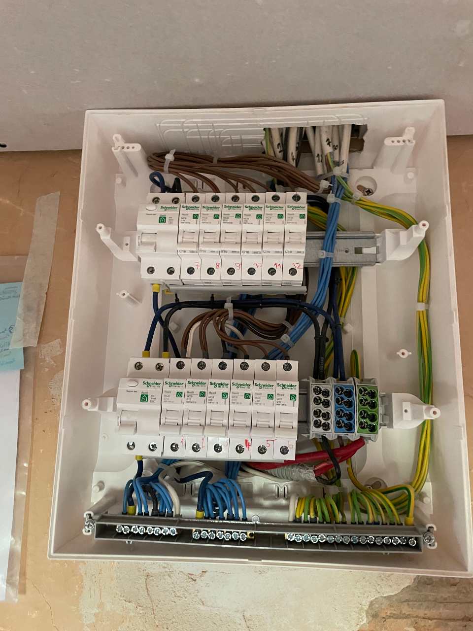 Új, modern 2 soros Schneider Electric biztosítéktábla